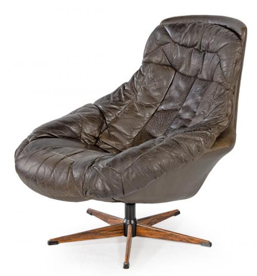  Henry Walter Klein (Noruega, 1919-1987) para Bramin h. 1970
Butaca giratoria y reclinable, con cuerpo enteramente tapizado en piel marrón oscura, sobre estructura con cinco rádios metálicos.