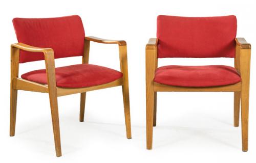  Arne Wahl Iversen (Dinamarca 1927 - 2016) Pareja de sillas para Komfort, años 60 Estructura en madera de teca y tapicería original en rojo.