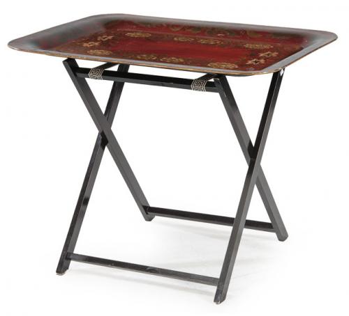  Bandeja de laton con soporte plegable de madera. Siglo XX.