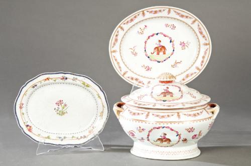  Sopera con fuente de porcelana siguiendo modelos de Compañía de Indias, para el mercado indio con esmaltes de la Familia Rosa S. XX.