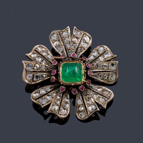 Lote 2016
Broche floral con una esmeralda talla 'pain de sucre' central, rubíes y diamantes talla rosa. S. XIX.