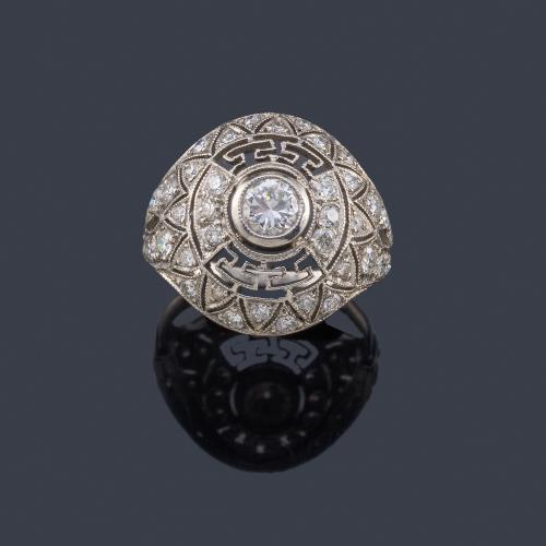 Lote 2043
Anillo bombé con brillante central de aprox. 0,40 ct y diamantes talla brillante y 8/8 en montura de platino.