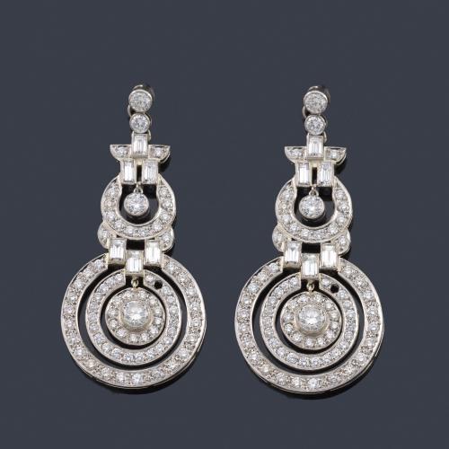 Lote 2079
Pendientes largos estilo 'art decó' con diamantes talla brillante y baguette de aprox. 10,00 ct en total.