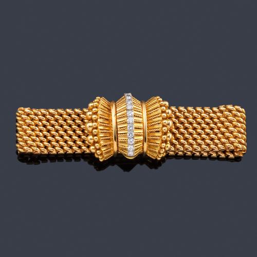 Lote 2092
Pulsera retro años '40 con centro decorado con esferillas y banda de brillantes.