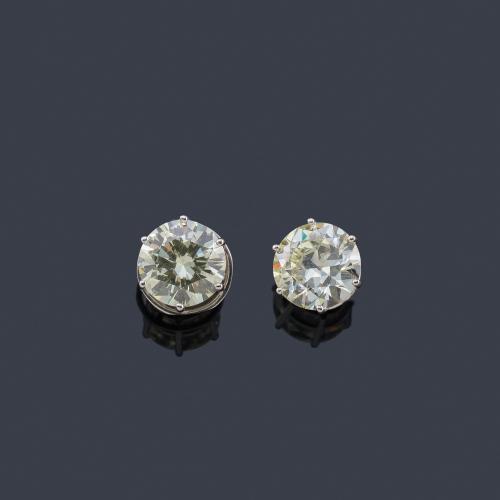 Lote 2113
Dormilonas con pareja de diamante talla antigua y brillante de aprox. 3,20 ct cada uno.