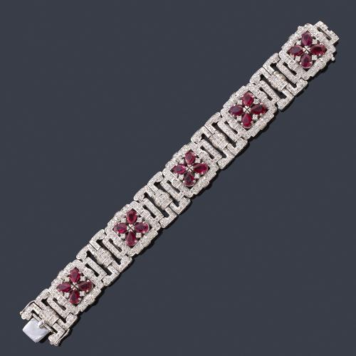 Lote 2118
Pulsera ancha con rubíes talla perilla de aprox. 10,00 ct en total y brillantes en montura de oro blanco de 18K.