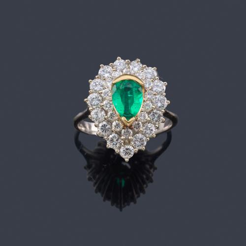 Lote 2120
Anillo con esmeralda talla perilla de aprox. 0,75 ct con doble orla de brillantes de aprox. 1,00 ct en total.