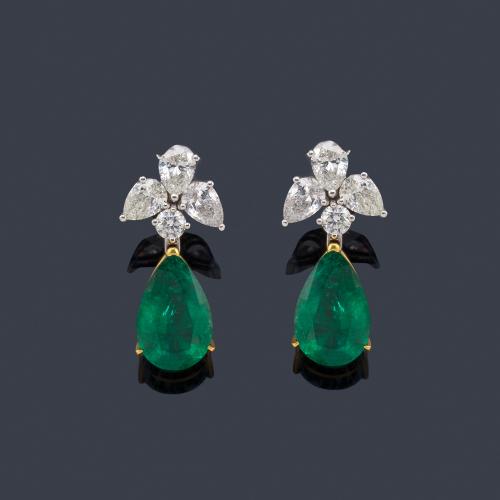 Lote 2124
Pendientes con pareja de esmeraldas talla perilla de aprox. 5,28 ct con copete en la parte superior de diamantes talla perilla y brillante de aprox. 2,18 ct en total.