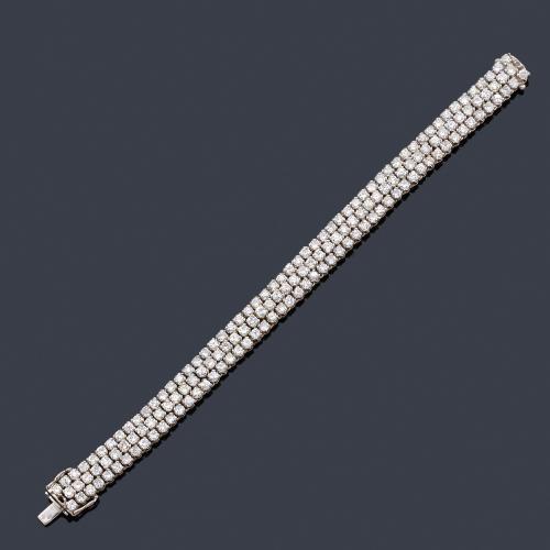 Lote 2136
Pulsera triple rivière con brillantes de aprox. 9,30 ct en total.