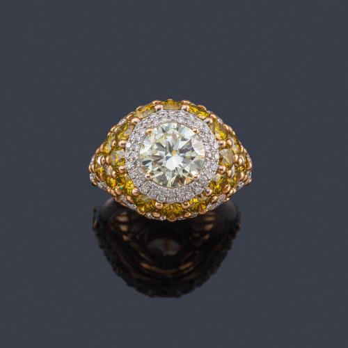 Lote 2138
Anillo con brillante central de aprox. 2,09 ct sobre pavé de diamantes incoloros de aprox. 3,01 ct y brillante Fancy Yellow de aprox. 3,12 ct en total.