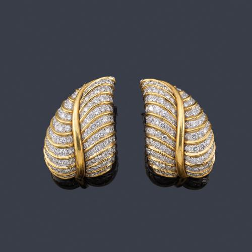 Lote 2141
LUIS GIL
Pendientes en forma de hoja con brillantes de aprox. 13,20 ct en total.