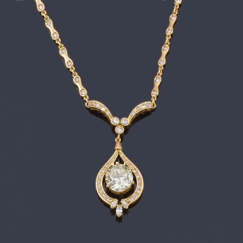 Lote 2144
Collar largo con un brillante de aprox. 5,92 ct con orla de diamantes talla brillante y marquís de aprox. 1,65 ct en total.