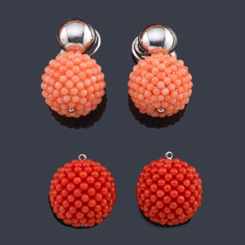 Lote 2158
LUIS GIL
Pendientes cortos con motivo esférico en forma de madroño con cuentas de coral naranja cosidas entre sí.