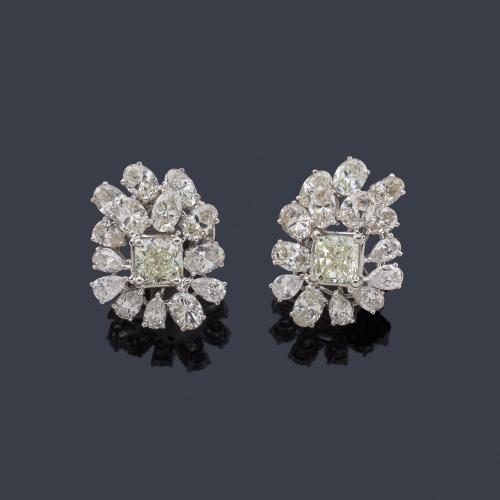 Lote 2162
Pendientes cortos con cuajado de diamantes talla oval, marquís y princesa de aprox. 7,81 ct en total.