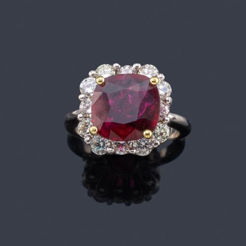 Lote 2163
Anillo con rubí talla 'cushion' de aprox. 4,67 ct con orla de brillantes de aprox. 1,02 ct en total.