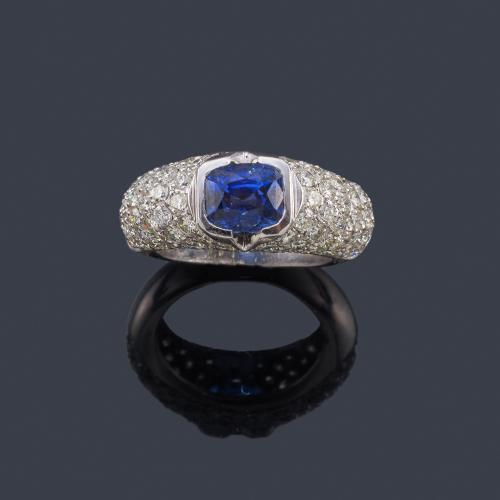 Lote 2178
Anillo con zafiro central talla rectangular de aprox. 2,74 ct con pavé de brillantes en ambos brazos de aprox. 3,70 ct en total.