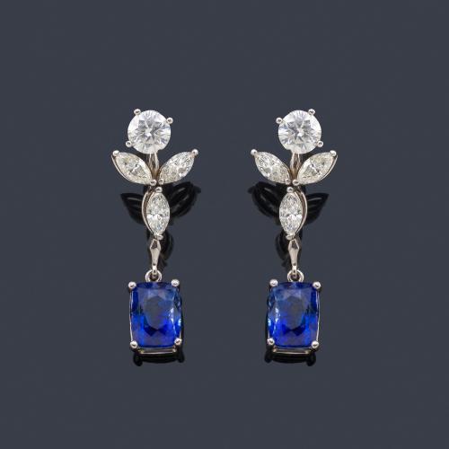 Lote 2180
Pendientes largos con pareja de zafiros de aprox. 5,26 ct y diamantes talla brillante y marquís de aprox. 2,24 ct en total.