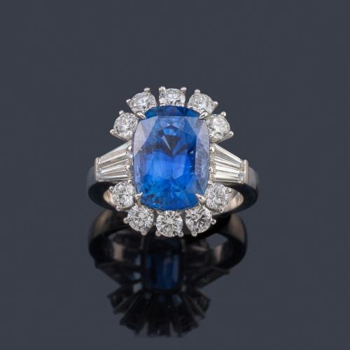 Lote 2182
Anillo con zafiro talla cojín de aprox. 7,67 ct con orla de diamantes talla brillante y trapecio de aprox. 1,84 ct en total. Certificado GRS.