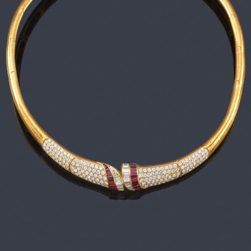 Lote 2184
LUIS GIL
Collar rígido con diamantes talla baguette y brillantes de aprox. 6,72 ct en total y rubíes calibrados.