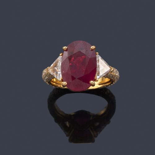 Lote 2185
Anillo con rubí central talla oval de aprox. 6,11 ct con diamantes talla triángulo y brillantes de aprox. 1,94 ct en total.