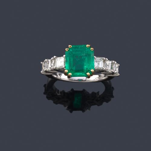 Lote 2192
Anillo con esmeralda Colombiana de aprox. 3,40 ct con diamantes talla carré de aprox. 1,10 ct en total.