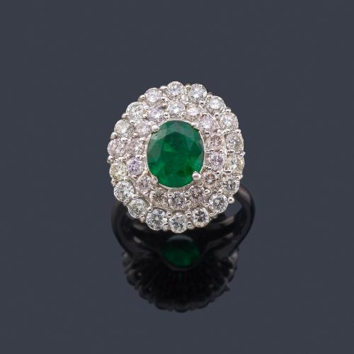 Lote 2194
Anillo con esmeralda talla oval de aprox. 1,64 ct con doble orla de brillantes de aprox. 2,05 ct en total.
