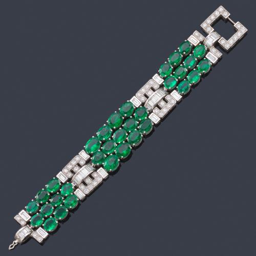 Lote 2196
Magnífica pulsera con esmeraldas talla oval de aprox. 66,10 ct y diamantes talla brillante y baguette de aprox. 14,85 ct en total.