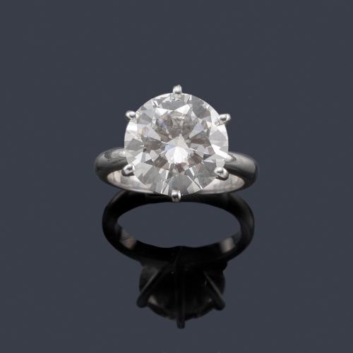 Lote 2198
Solitario con un brillante de 5,99 ct en montura de oro blanco de 18K. Certificado GEMACYT.