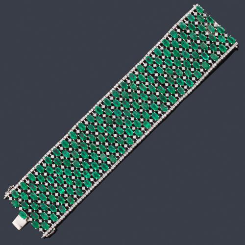 Lote 2214
Pulsera ancha con esmeraldas talla oval de aprox. 68,55 ct intercalado con brillantes de aprox. 8,95 ct en total.