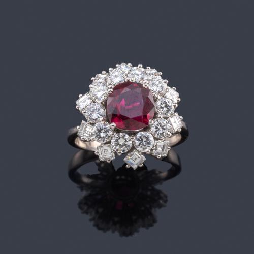 Lote 2220
Anillo con rubí central de aprox. 1,97 ct con orla de diamantes talla brillante y carré de aprox. 1,50 ct en total.