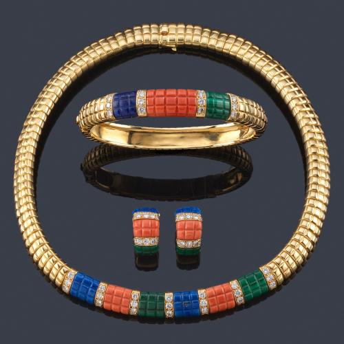 Lote 2246
VAN CLEEF & ARPELS
Conjunto de collar, pulsera y pendientes años '70 con brillantes, malaquita, lapislázuli y coral en montura de oro amarillo de 18K.