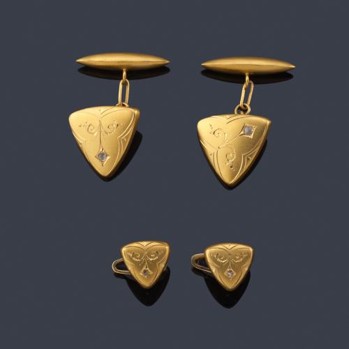 Lote 2278
Gemelos y botonadura con diamantes talla rosa en montura de oro amarillo de 18K. S. XIX.