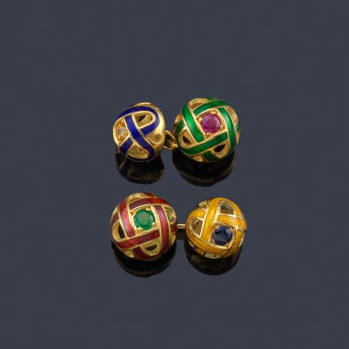Lote 2294
LUIS GIL
Gemelos con diseño semicircular con bandas en esmalte y gemas de color.