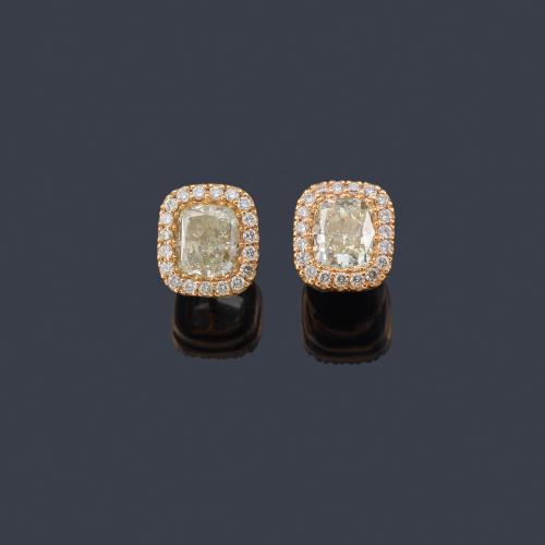 Lote 2306
Pendientes cortos con pareja de diamantes talla cushion de aprox. 2,04 ct en total, con orla de brillantitos.