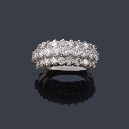 Lote 2325
Anillo con tres bandas de brillantes de aprox. 2,10 ct en total en montura de oro blanco de 18K.