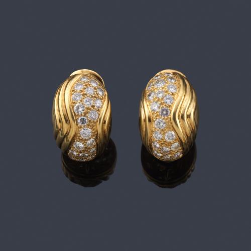 Lote 2343
Pendientes criolla con diseño en forma de ondas con pavé de brillantes en montura de oro amarillo de 18K.
