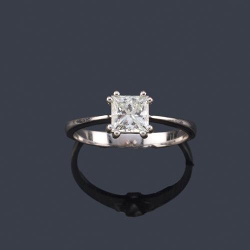 Lote 2353
Solitario con diamante talla princesa de aprox. 1,02 ct en montura de oro blanco de 18K.