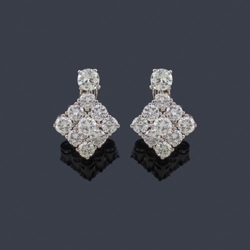 Lote 2360
Pendientes cortos con diseño en forma de rombo con brillante de aprox. 6,40 ct en total.