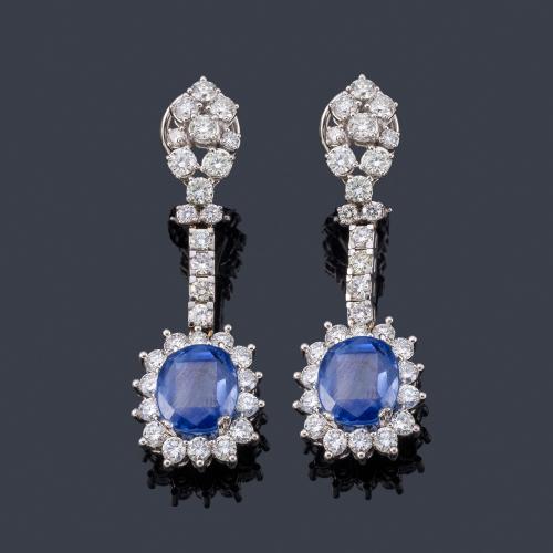 Lote 2361
Pendientes largos con pareja de zafiros de aprox. 4,60 ct y 4,30 ct con diamantes talla brillante de aprox. 4,16 ct en total.