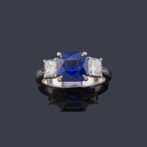 Lote 2367
Anillo con zafiro central de aprox. 2,49 ct con dos diamantes talla cushion de aprox. 0,81 ct en total. Certificado Bellrophon Gemlab.