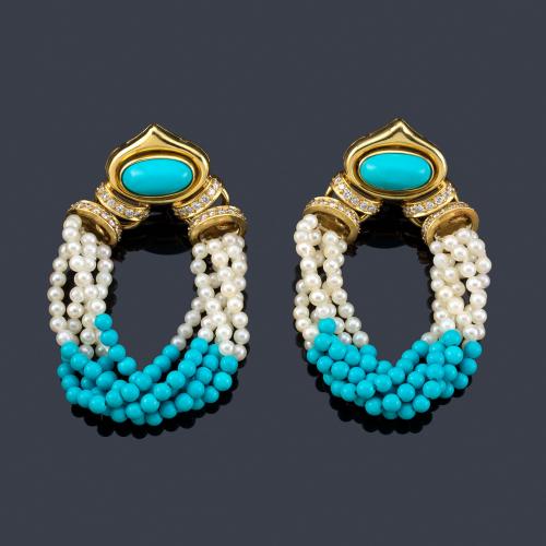 Lote 2374
Pendientes criolla con bandas de perlitas y cuentas de turquesas, con brillantes en montura de oro amarillo de 18K.