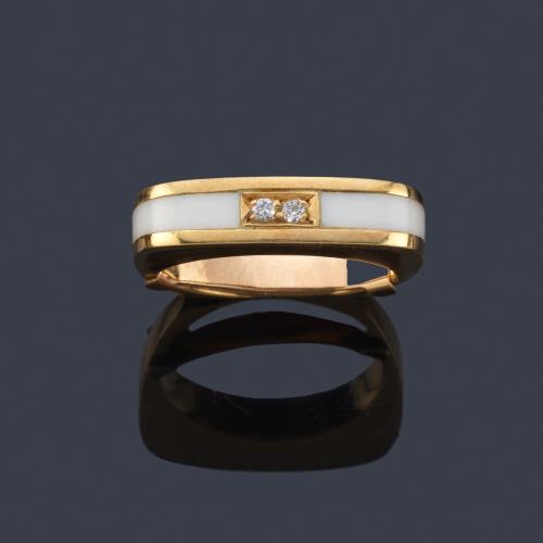  Anillo con frente con dos brillantes y una pieza de marfil en ambos lados.