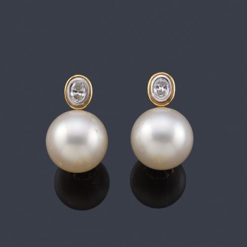  Pendientes cortos 'Tu y Yo' con pareja de perlas Australianas de aprox. 15,50 mm con dos diamantes tallas ovales de aprox. 0,65 ct en total.
