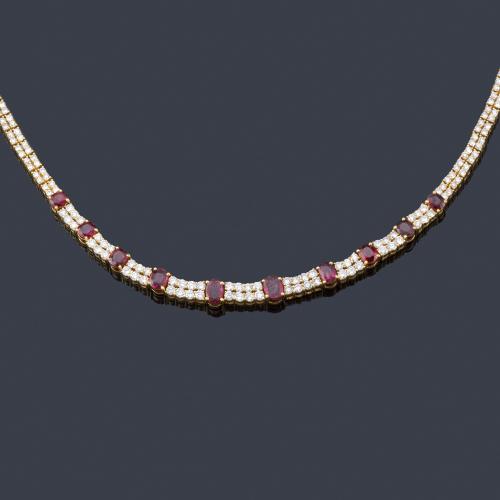 Lote 2382
DURÁN
Magnífica gargantilla en oro amarillo de 18K, con doble riviere de brillantes y rubíes ovales de aprox. 5,90 ct.