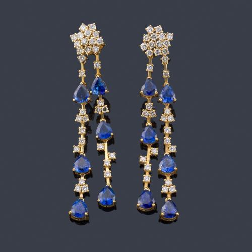 Lote 2383
Pendientes largos con zafiros talla perilla de aprox. 3,60 ct y brillantes de aprox. 1,28 ct en total.