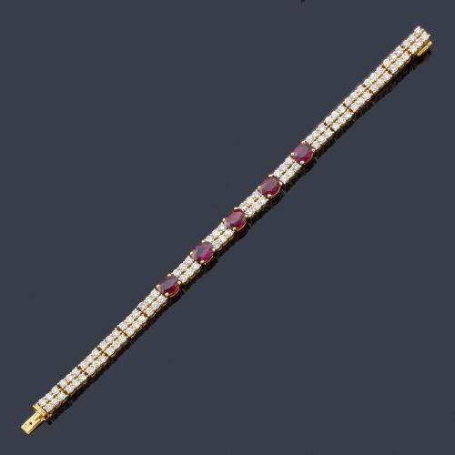 Lote 2384
DURÁN
Pulsera en oro amarillo de 18K con doble riviere de brillantes de aprox. 6,50 ct en total y rubíes.