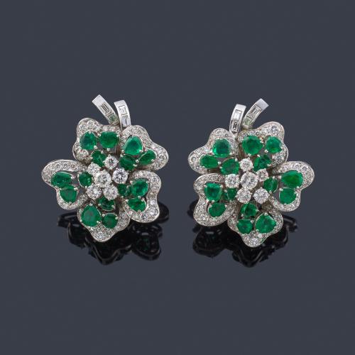 Lote 2389
ALDAO
Pendientes con diseño floral con diamantes talla brillante y baguette de aprox. 8,60 ct y esmeraldas talla perilla de aprox. 5,50 ct en total.