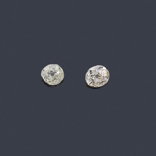  Pareja de diamantes talla antigua de 0,58 ct y 0,59 ct con estimado de color L-M y pureza SI-P.