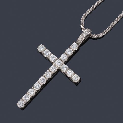 Lote 2392
Cruz con brillantes de aprox. 2,55 ct en total en montura y cadena de oro blanco de 18K.
