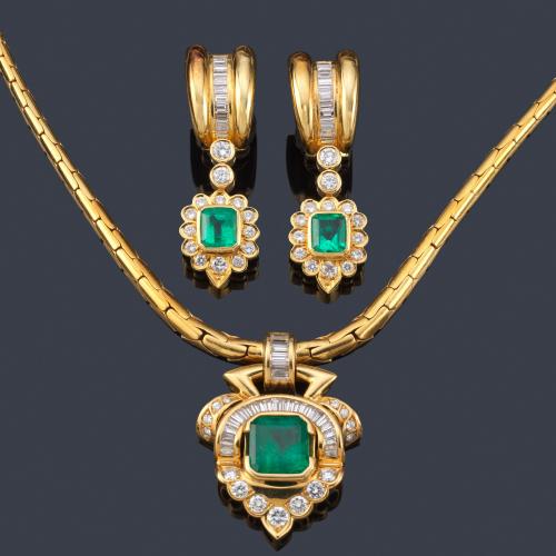 Lote 2395
Collar y pendientes con tres esmeraldas de aprox. 8,63 ct y diamantes talla baguette y brillantes de aprox. 5,62 ct en total, realizados en montura de oro amarillo de 18K.